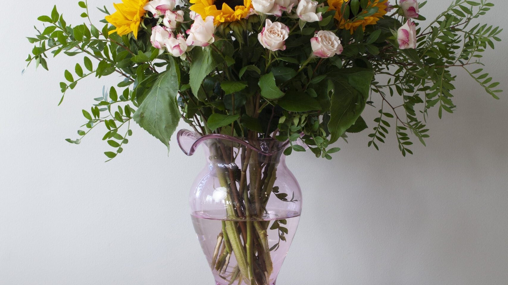 Vas Fiore Rosa är en handblåst glasvas från Melimeli. Tillverkad av Reijmyre
