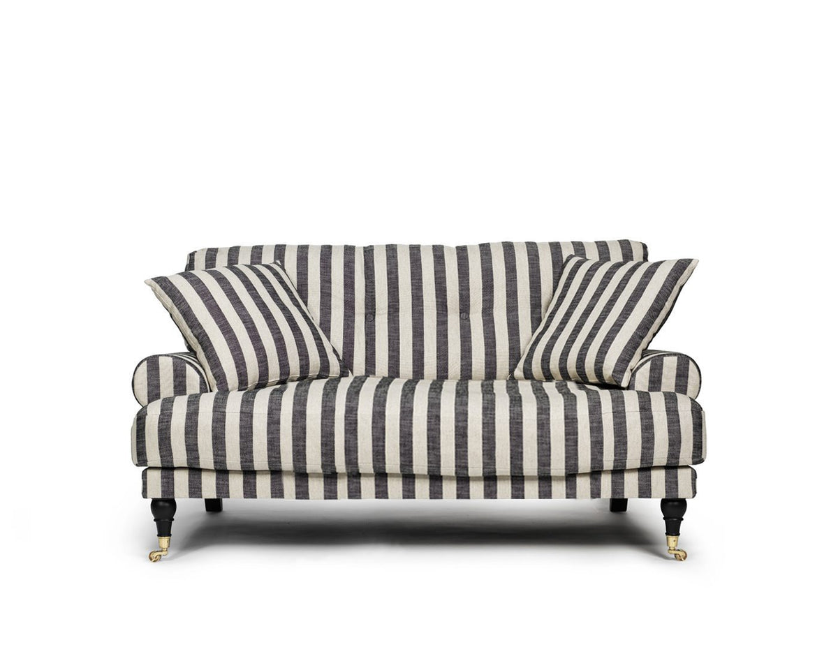 Blanca Love Seat Randig är en liten Howard-soffa i linne med svarta ränder från Melimeli
