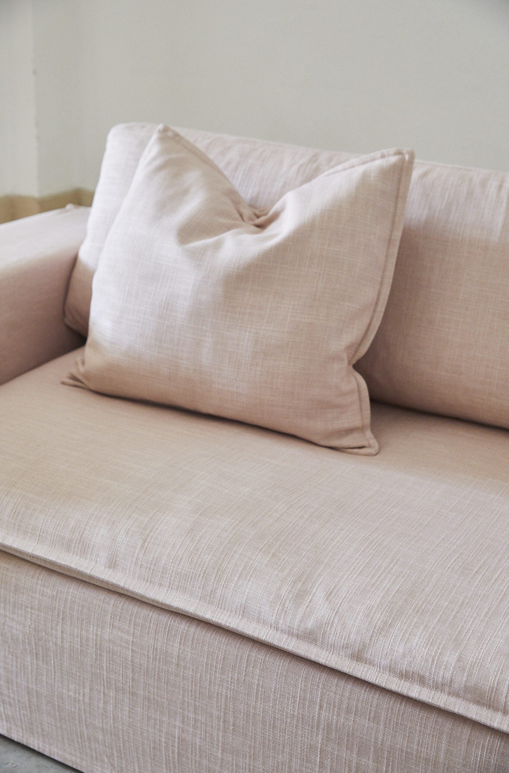 Rosa soffa i linnetyg från Melimeli