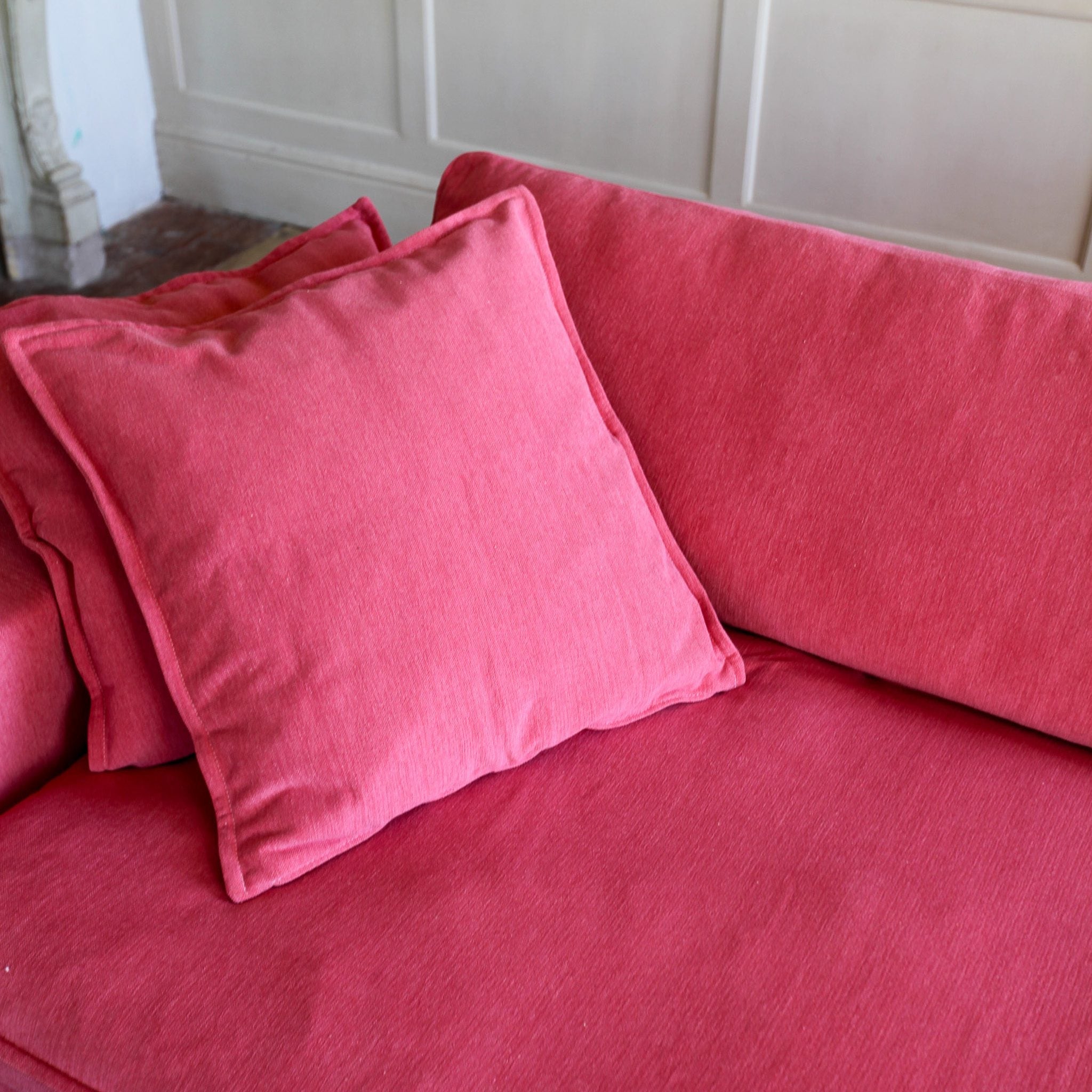 Luca Original 3-Sitssoffa Coral. Luca är vår bästsäljande soffa i korallröd chenille med stilren, skandinavisk design.