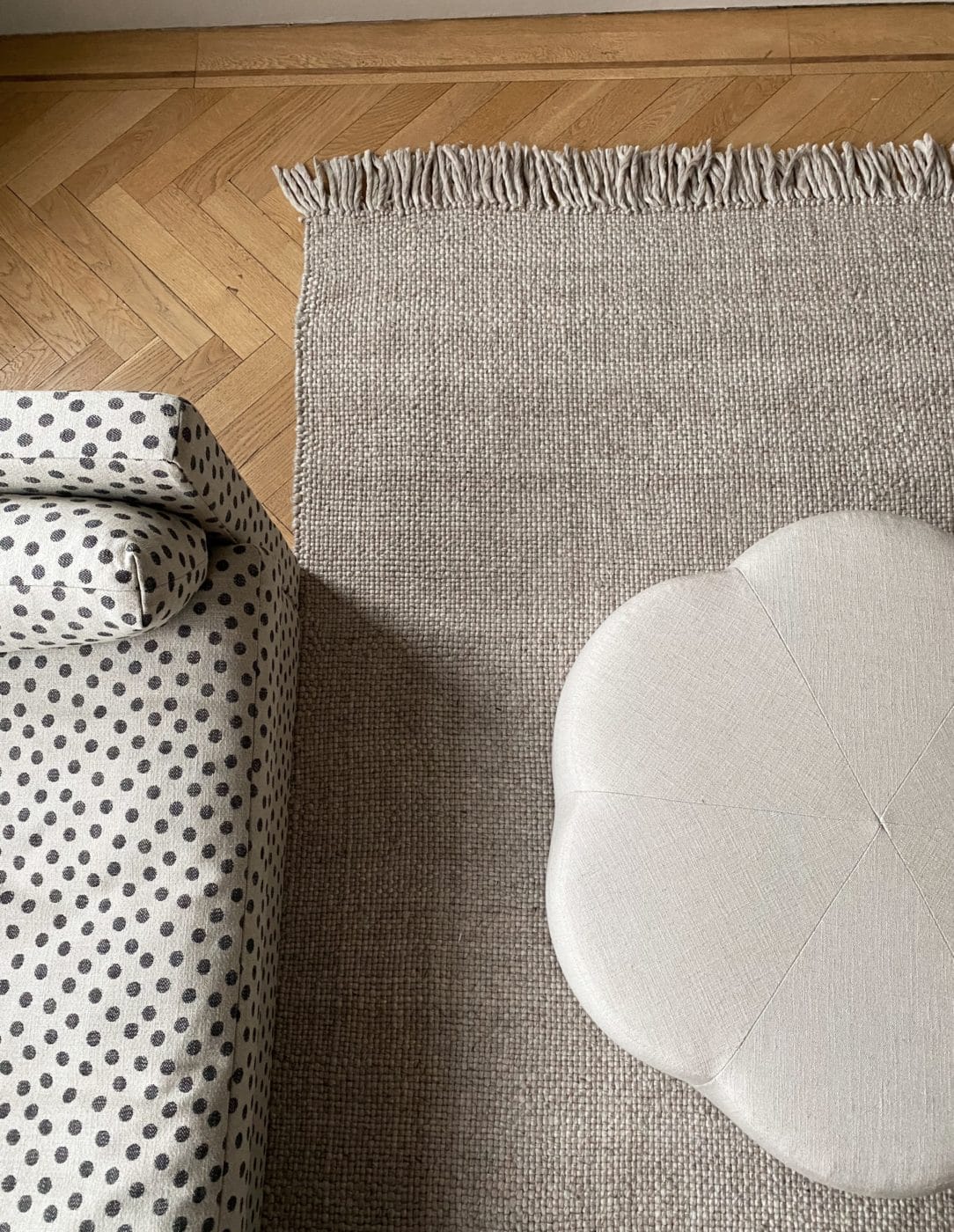 Laura Matta Sand är en ljusgrå matta i polyester från 100% återvunnet material