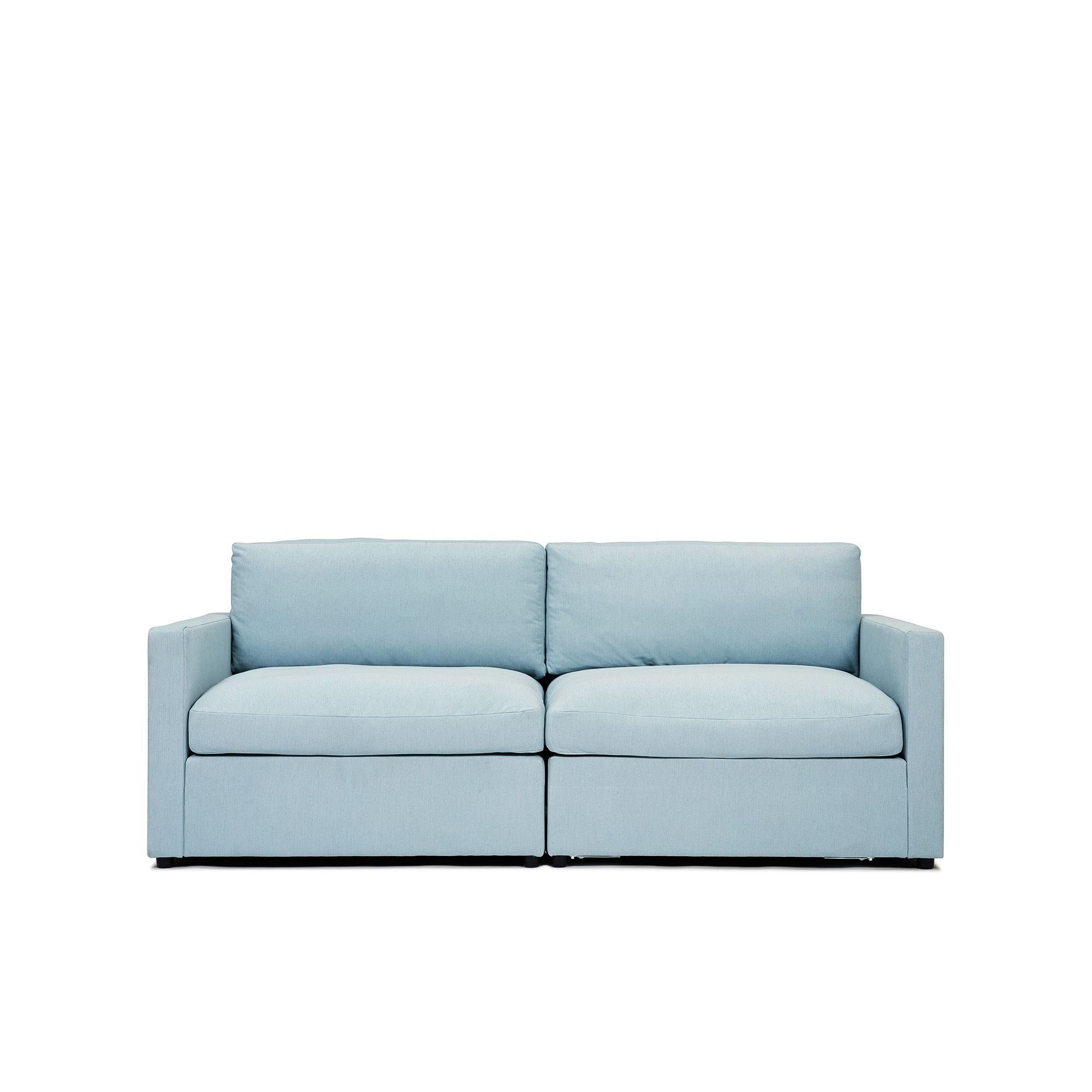 Lucie Grande 2-Sitssoffa Baby Blue är en modulsoffa i ljusblå chenille från Melimeli