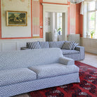 Frances 2-Sitssoffa Prickig. Frances är vårt nyaste tillskott familjen, en vacker soffa i linne med lekfull, elegant design i vårt signaturmönster med svarta prickar.
