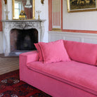 Luca Original 3-Sitssoffa Coral. Luca är vår bästsäljande soffa i korallröd chenille med stilren, skandinavisk design.