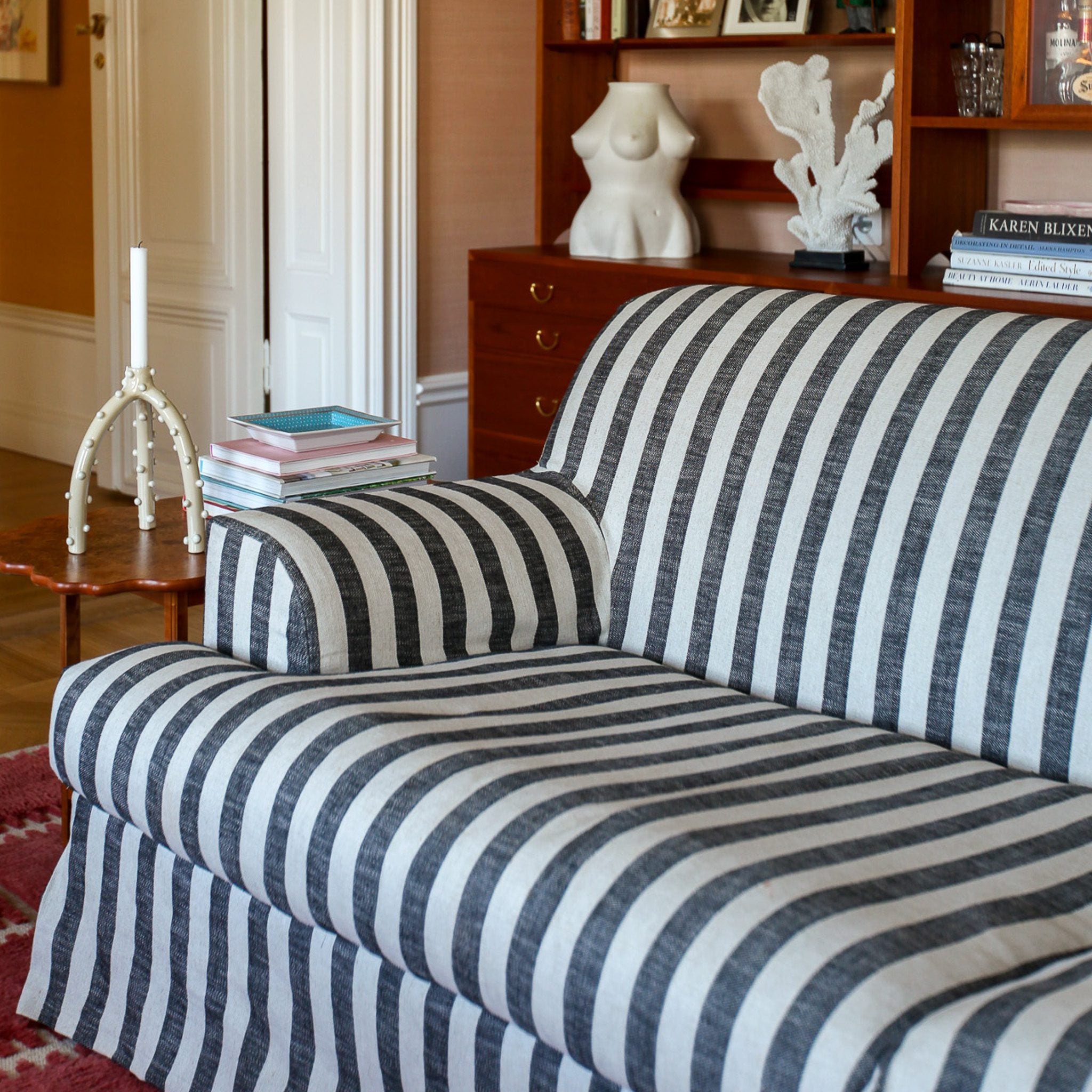 Frances 2-Sitssoffa Randig Svart. Frances är vårt nyaste tillskott familjen, en vacker soffa i linne med lekfull, elegant design i vårt signaturmönster med svarta ränder.