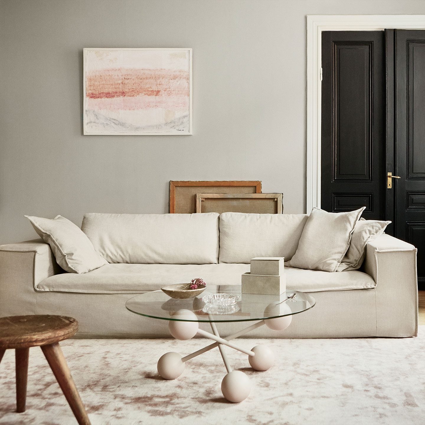 Luca Grande 3-Sitssoffa Off White. Luca är vår bästsäljande soffa i ljusgrå linne med stilren, skandinavisk design.