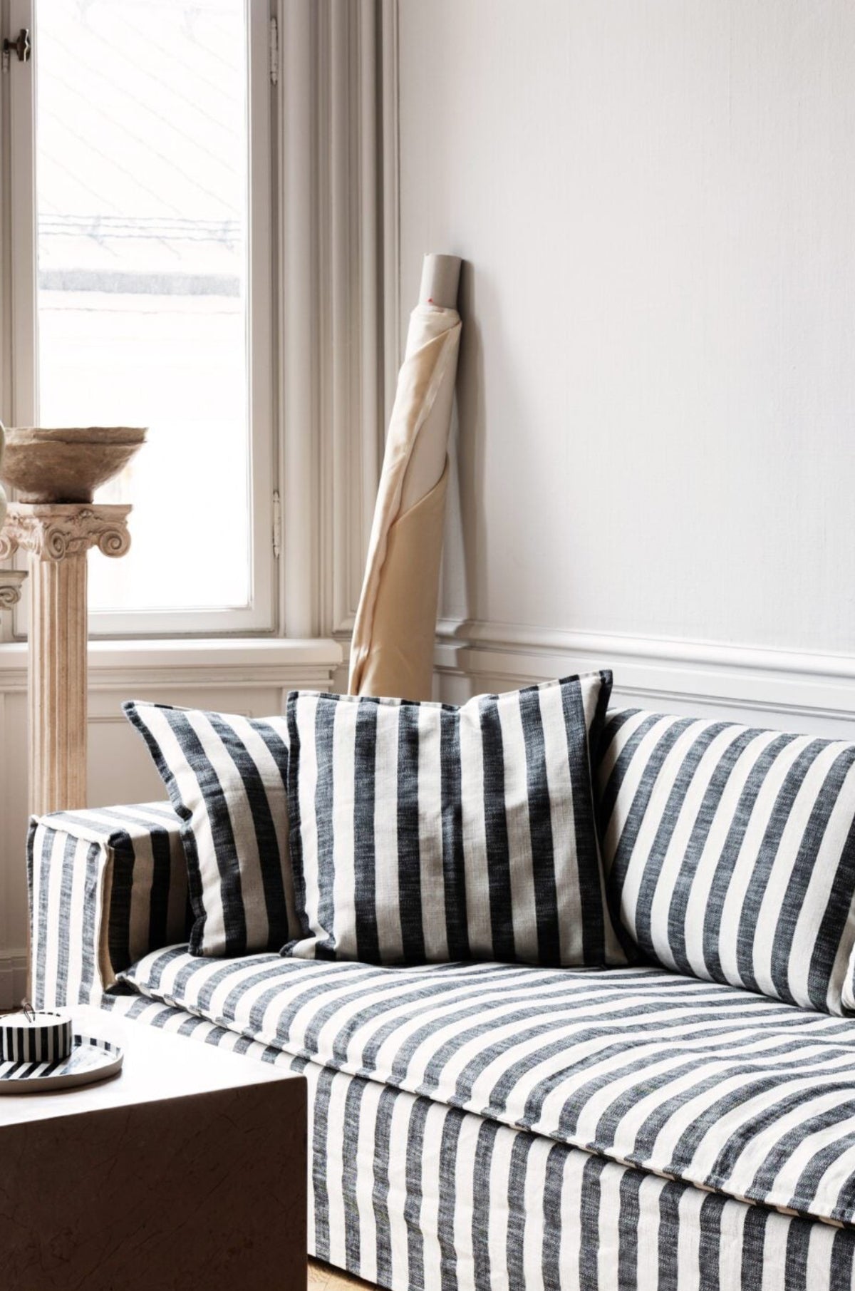Randig djup soffa i svart och beige från Melimeli