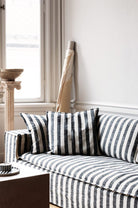 Randig djup soffa i svart och beige från Melimeli