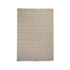 Laura Matta Sand är en ljusgrå matta i polyester från 100% återvunnet material