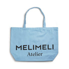 Tote bag i ljus blå färg med Melimeli logga