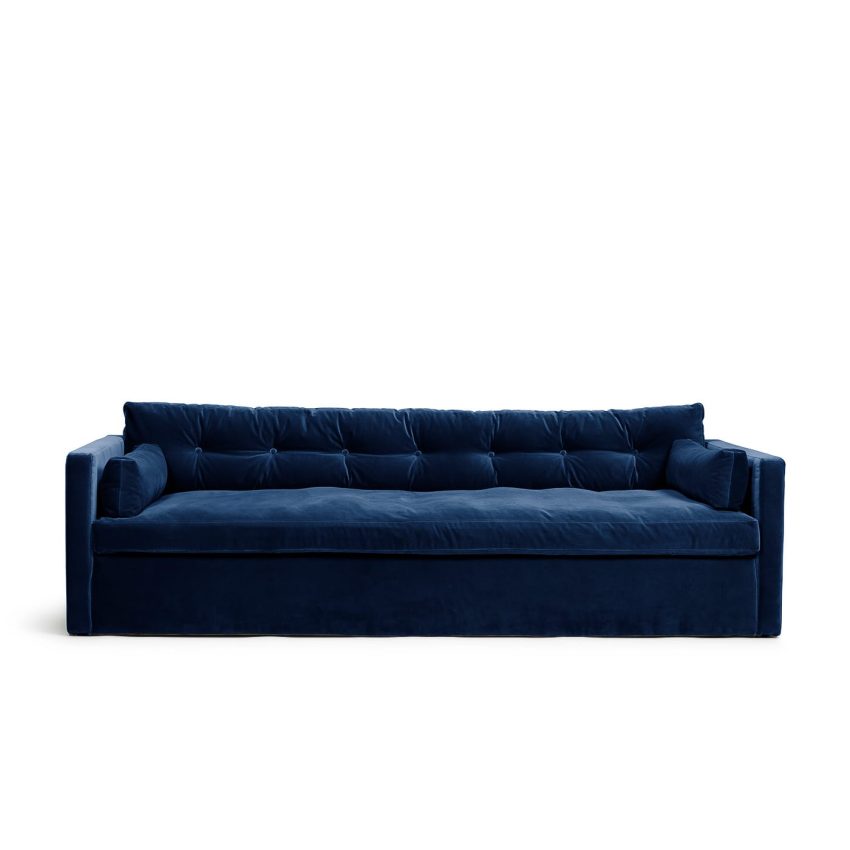 Dahlia Grande 3-Sitssoffa Deep Blue är en djup och bekväm soffa i mörkblå sammet från Melimeli