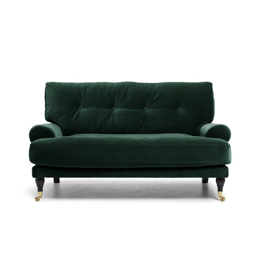 Blanca Love Seat Emerald Green är en liten Howard-soffa i mörkgrön sammet från Melimeli