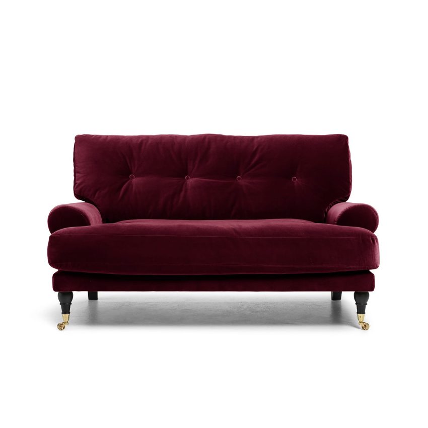 Blanca Love Seat Ruby Red är en liten Howard-soffa i vinröd sammet från Melimeli