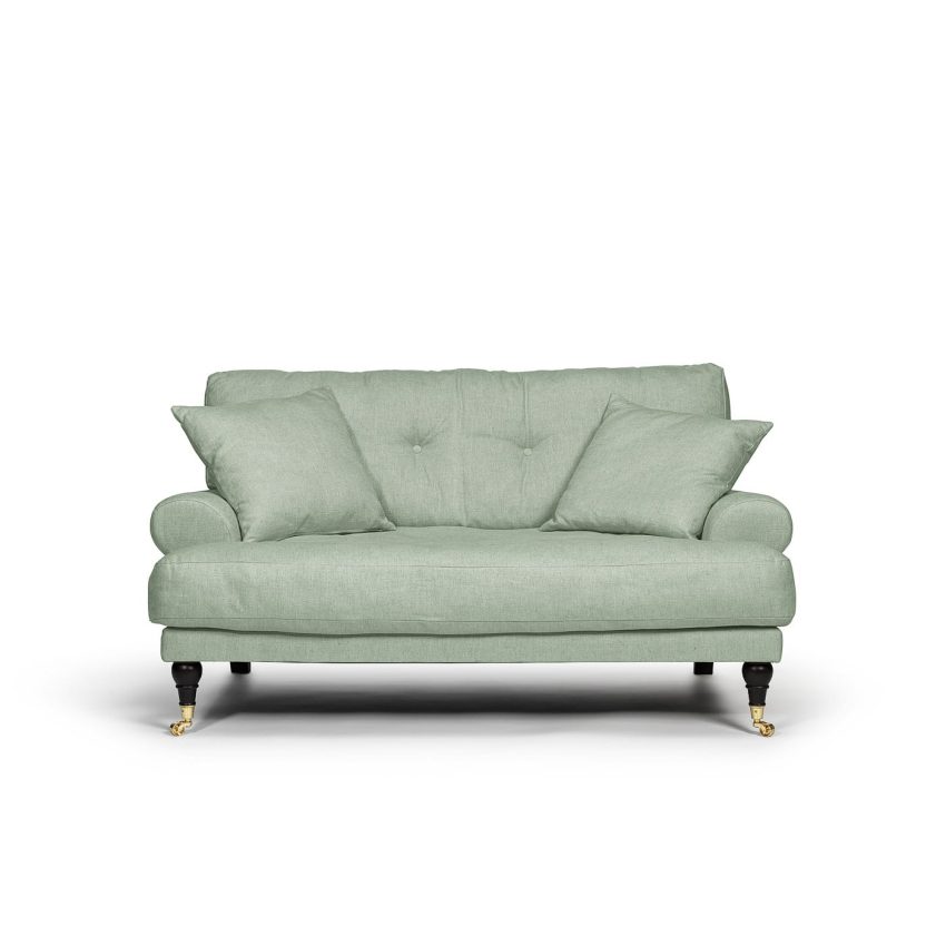 Blanca Love Seat Pistage är en liten Howard-soffa i grön linne från Melimeli