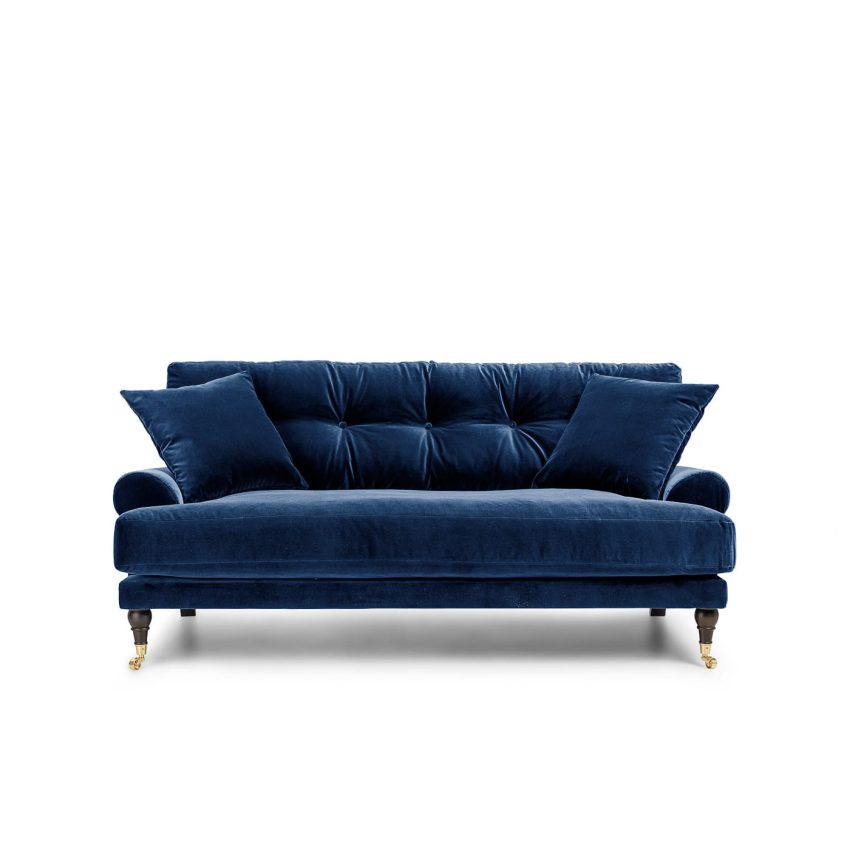Blanca 2-Sitssoffa Deep Blue är en Howard-soffa i mörkblå sammet från Melimeli