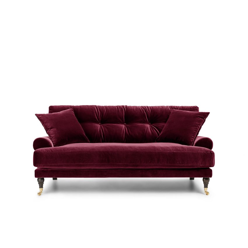 Blanca 2-Sitssoffa Ruby Red är en Howard-soffa i vinröd sammet från Melimeli