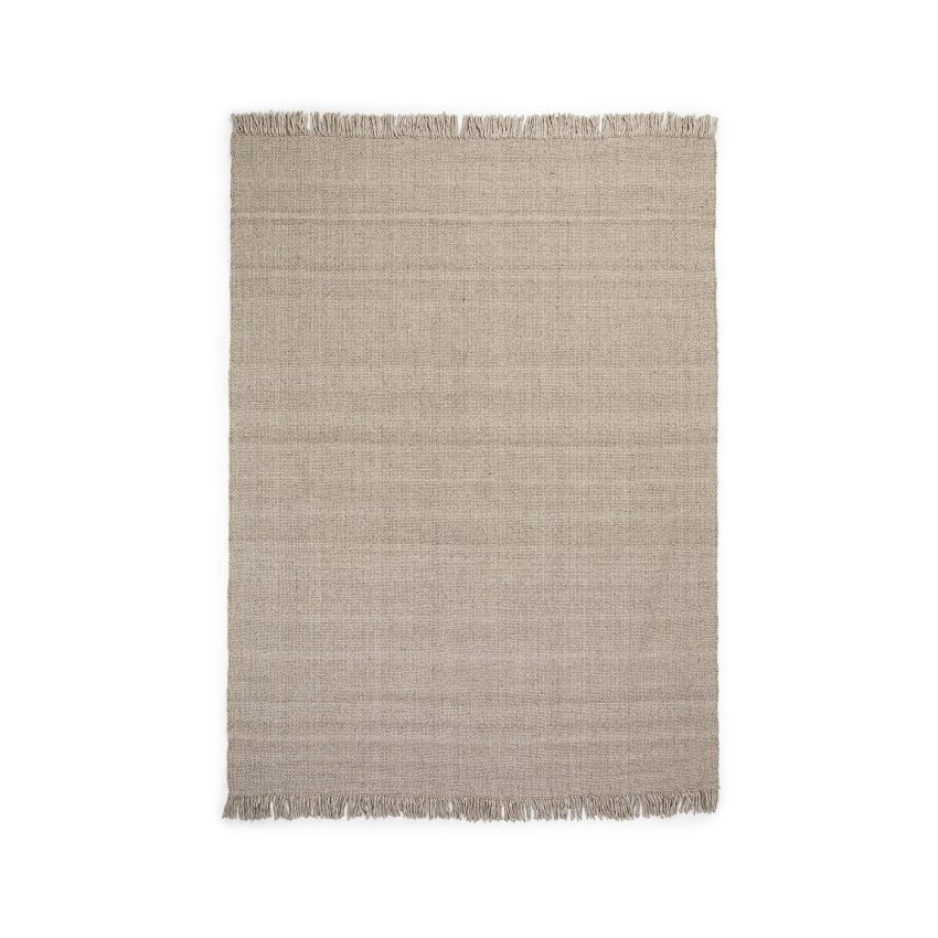 Laura Matta Sand är en ljusgrå matta i polyester från 100% återvunnet material