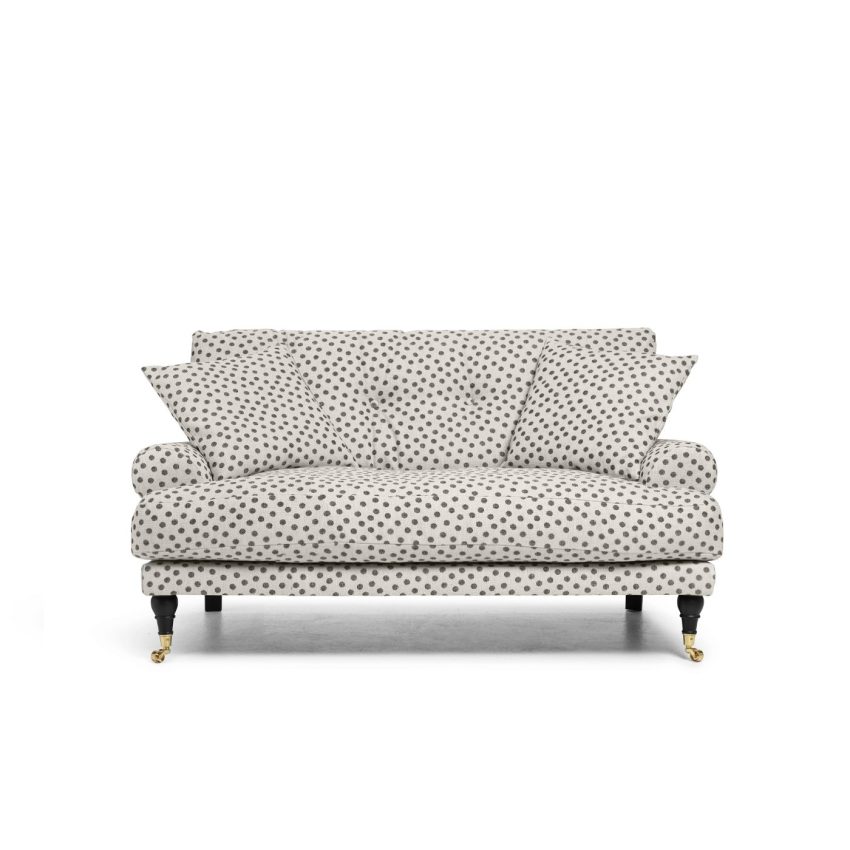 Blanca Love Seat Prickig är en liten Howard-soffa i linne med svarta prickar från Melimeli