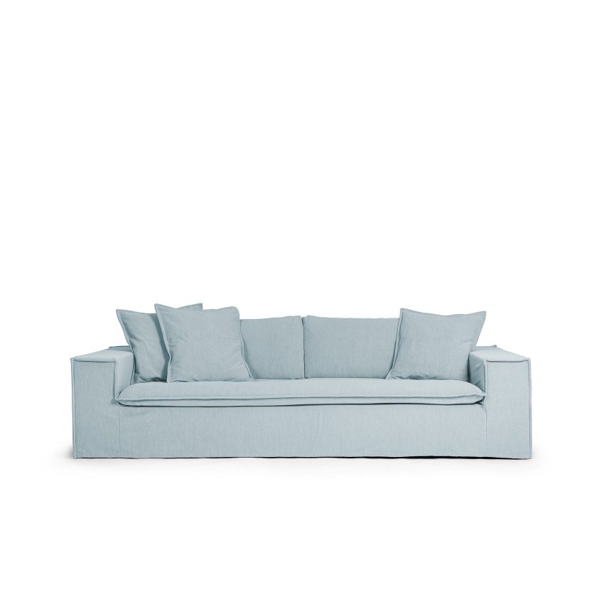 Luca 3-Sitssoffa Baby Blue är en ljusblå soffa i chenille från Melimeli
